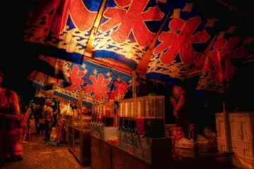 Summer festival yatai street food stalls (Photo: <a href="https://commons.wikimedia.org/wiki/File:%E5%A4%8F%E7%A5%AD%E3%82%8A_Summer_Festival_(8413673378).jpg" target="_blank" rel="noreferrer noopener nofollow">Yuya Sekiguchi</a> / <a href="https://creativecommons.org/licenses/by/2.0/" target="_blank" rel="noreferrer noopener nofollow">CC BY 2.0</a>)