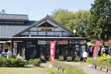 The rest area has several eateries and shops. Many of them have both eat in or take out options. 