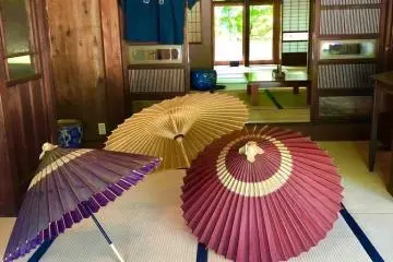 Paragüas de papel encerado pertenecientes a la tienda "Kawano Shoten", con casi 100 años de antigüedad