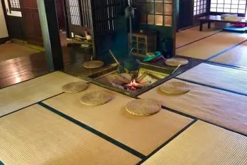 Fogón tradicional japonés llamado "irori" usado hasta el día de hoy para cocinar, así como para preservar las vigas de madera que sostienen el techo