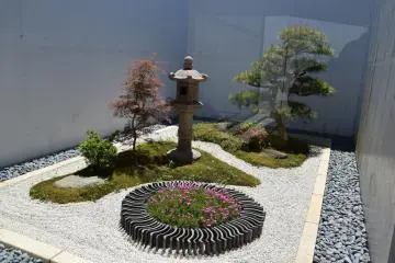 Un pequeño jardín de estilo japonés da la bienvenida a los visitantes en la entrada del museo