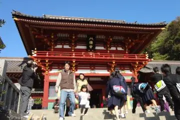 <p>If you come up to it, you will see a large black plate displayed under the eves of this building. The plate shows Hachi-man-gu written in large kanji characters. The first kanji is Hachi (eight) and it is designed to resemble a pair of doves.</p>