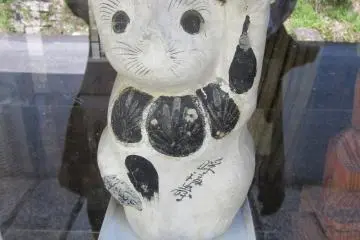 An old maneki neko