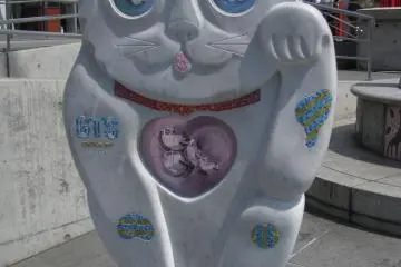 A maneki neko statue in Asakusa