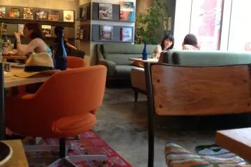 Dining room, magazines