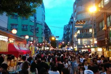 The streets are filled during festival time (Photo: <a href="https://commons.wikimedia.org/wiki/File:Crowd_at_Azabujuban_festival.jpg" target="_blank" rel="noreferrer noopener nofollow">Pocsywe</a> / <a href="https://creativecommons.org/licenses/by-sa/4.0/deed.en" target="_blank" rel="noreferrer noopener nofollow">CC BY-SA 4.0</a>)