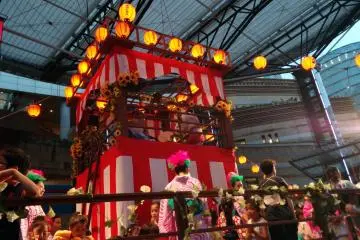 Lots of colour and sound at the festival (Photo: <a href="https://commons.wikimedia.org/wiki/File:Azabujuban_summer_festival_6.jpg" target="_blank" rel="noreferrer noopener nofollow">Misaochan / CC BY-SA 3.0</a>)