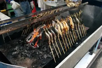With hundreds of yatai food stalls, there is plenty to eat for everybody (Photo: <a href="https://commons.wikimedia.org/wiki/File:Azabujuban_summer_festival_12.jpg" target="_blank" rel="noreferrer noopener nofollow">Misaochan / CC BY-SA 3.0</a>)