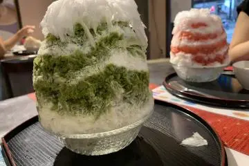 Green tea kakigori and strawberry milk with mascarpone cheese 