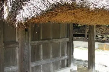 Note the thick straw roofing