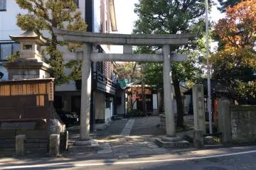 Entrance to the shrine from the street