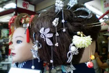 <p>Dekorasi rambut Anda.</p>