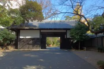 The understated entrance to the magnificent garden inside (Photo: <a href="https://commons.wikimedia.org/wiki/File:Happo-en_2012-12-23.JPG" target="_blank" rel="noreferrer noopener nofollow">Asanagi / CC0 1.0</a>)