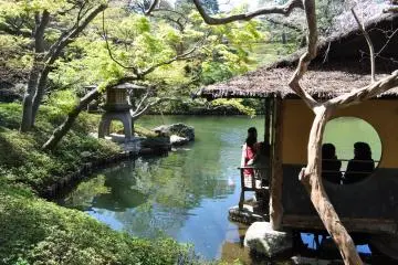 No matter where you are in the garden, the view is designed to be stunning (Photo: <a href="https://ja.wikipedia.org/wiki/%E3%83%95%E3%82%A1%E3%82%A4%E3%83%AB:Happoen-5.jpg" target="_blank" rel="noreferrer noopener nofollow">江戸村のとくぞう / CC BY-SA 4.0</a>)