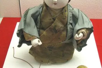A Noh theatre actor with mask