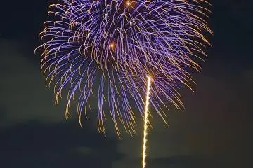 Against the evening sky, the Koto Fireworks Festival stands out impressively (Photo: <a href="https://www.flickr.com/photos/suzumenonamida/18971508740" target="_blank" rel="noreferrer noopener nofollow">Manish Prabhune</a> / <a href="https://creativecommons.org/licenses/by/2.0/" target="_blank" rel="noreferrer noopener nofollow">CC BY 2.0</a>)