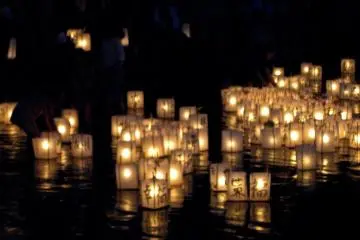 Paper lanterns floating down the river (Photo: <a href="https://www.flickr.com/photos/mattmay/2740070431" target="_blank" rel="noreferrer noopener nofollow">Matt May</a> / <a href="https://creativecommons.org/licenses/by/2.0/" target="_blank" rel="noreferrer noopener nofollow">CC BY 2.0</a>)