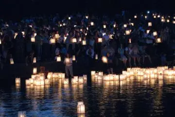 Participants releasing the lanterns into the river (Photo: <a href="https://www.flickr.com/photos/mattmay/2740905534/in/photostream/" target="_blank" rel="noreferrer noopener nofollow">Matt May</a> / <a href="https://creativecommons.org/licenses/by/2.0/" target="_blank" rel="noreferrer noopener nofollow">CC BY 2.0</a>)