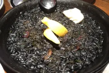 오징어 먹물 파에야!