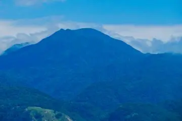 Gunung Rausudake 1661 meter (5449 kaki)