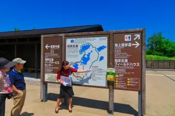 Saori-san memberikan instruksi yang diperlukan sebelum berjalan ke lima danau