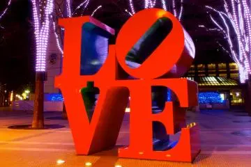 Shinjuku's iconic tribute to LOVE (Photo: <a href="https://commons.wikimedia.org/wiki/File:Shinjuku_-_panoramio_(2).jpg" target="_blank" rel="noreferrer noopener nofollow">FoxyStranger Kawasaki</a> / <a href="https://creativecommons.org/licenses/by-sa/3.0/deed.en" target="_blank" rel="noreferrer noopener nofollow">CC BY-SA 3.0</a>)