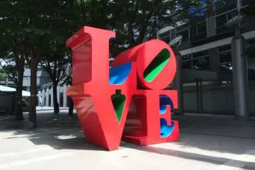 A beacon for couples in Shinjuku (Photo: <a href="https://www.flickr.com/photos/bfishadow/14705450152/in/photolist-8XoV2J-gFMZmL-opth11-FU4vi-6VX55i-3B4XvN-opdxPe-FTZB7-gFN1QC-dqyhUL-dtinCX/" target="_blank" rel="noreferrer noopener nofollow">bfishadow</a> / <a href="https://creativecommons.org/licenses/by/2.0/" target="_blank" rel="noreferrer noopener nofollow">CC BY 2.0</a>)