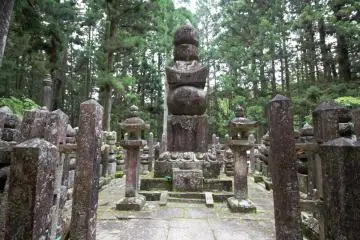 오쿠노인  돌 조각상