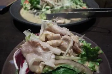 An incredibly fresh and energetic plate of rei shabu (Photo: <a href="https://www.flickr.com/photos/june29/3411197352/in/photolist-9WhYMz-6crh8s-vMTNL2-wNDhiN-uZn7RS" target="_blank" rel="noreferrer noopener nofollow">Jun Ohwada</a> / <a href="https://creativecommons.org/licenses/by/2.0/" target="_blank" rel="noreferrer noopener nofollow">CC BY 2.0</a>)