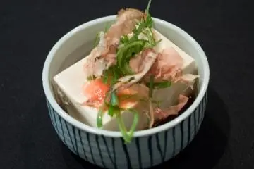 Delicately refreshing hiyayakko tofu (Photo: <a href="https://www.flickr.com/photos/edsel_/35474890445/in/photolist-8FRemA-W3N61a-3dnz2-2nkRnc-TWbRgL-2LeadN-Uhm6YJ" target="_blank" rel="noreferrer noopener nofollow">Edsel Little</a> / <a href="https://creativecommons.org/licenses/by-sa/2.0/" target="_blank" rel="noreferrer noopener nofollow">CC BY-SA 2.0</a>)