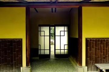 Passage to the atelier
