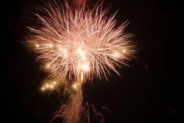 Summer fireworks in Japan (Photo: <a href="https://www.flickr.com/photos/cinz/2768024548/in/photolist-5dARgb-obPfAb-f3Eupp-5MFKQa-adMGmp-8sMxJn-8sQJ3E-cU15m1-cU16tE-cU162s-oLSYaL-6X8Ek-osUPgC-aCGJXC-dr75x2-9Bjg6j-9Bj7uw-5bgRA7-5gJ4Z1-8sMGEa-5bgRWQ-5bgS7s-5bctb2-5bcszD-5bcCMK-o7YNmR-6X8FR-5bcB3D-5bcBee-5bcCCH-5bgTQy-5bcx6V-5bgUCy-2QDSP2-5bcufZ-5bgU6L-5bgLfd-5bcAde-aeoQQu-5bcw6F-5bgPLb-5bczvc-2QJbu7-5bgKZS-5bgUXm-5bgV7w-5bcxAH-iZGh8-5bcCir-5bgNpG" target="_blank" rel="noreferrer noopener nofollow">Shinji</a> / <a href="https://creativecommons.org/licenses/by/2.0/" target="_blank" rel="noreferrer noopener nofollow">CC BY 2.0</a>)