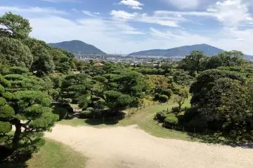 Enjoy seasonal view of Japanese garden!