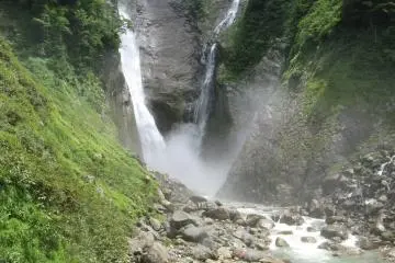 Shomyo Falls in Tateyama (Photo:  Falls basin of the Shomyo-daki – <a href="https://commons.wikimedia.org/wiki/File:Falls_basin_of_the_Shomyo-daki.jpg" target="_blank" rel="noreferrer noopener nofollow">Kahusi</a> / <a href="https://creativecommons.org/licenses/by-sa/3.0/deed.en" target="_blank" rel="noreferrer noopener nofollow">CC BY-SA 3.0</a>)