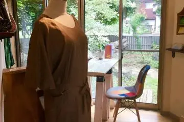 Organic fabric and behind, a nook with a view of the garden. 