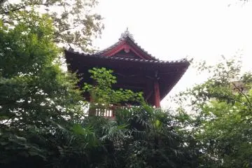 The bell tower in Ueno Park (Photo: <a href="https://commons.wikimedia.org/wiki/File:%E6%99%82%E3%81%AE%E9%90%98_(%E5%8F%B0%E6%9D%B1%E5%8C%BA%E4%B8%8A%E9%87%8E%E5%85%AC%E5%9C%92).jpg" target="_blank" rel="noreferrer noopener nofollow">Syced / CC0 1.0</a>)