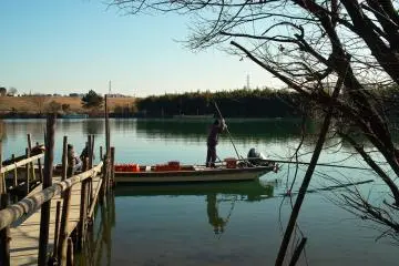 There used to be numerous boats plying thier trade. Now there is only one. (Photo: <a href="https://www.flickr.com/photos/tmizo/6632871121/in/photolist-b78cuV-8bBLqg-8bBN64-8bF59G-8bBKDX" target="_blank" rel="noreferrer noopener nofollow">t-mizo</a> / <a href="https://creativecommons.org/licenses/by/2.0/" target="_blank" rel="noreferrer noopener nofollow">CC BY 2.0</a>)