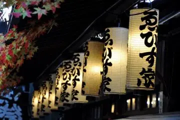 Evening lights as the backdrop to the local sounds of Shibamata (Photo: <a href="https://www.flickr.com/photos/kanegen/3122129969/in/photolist-5KTJt4-7CEknn-76JWQd-7VpVyp-5LvXQa-5LAdJ5-23PecWG-23wz98x-23wS44F-b78cuV-4zqUjU-24RPHYK-79kwyA-79kF65-79gNHr-24ZeJE5-79gMoD-dY4xkZ-hfnNLf-79gJsa-79kfFE-79gAQD-26HUpWz-79kov9-79kBmA-4bF2ag-79kmcj-79kets-H57upZ-dWd9tv-76KdMG-79gr2p-25wDeqj-25Ashkz-dkBT6M-cadHaW-c1zivm-4bvNUv-76KkTW-7VtbDf-25mwjca-25mwij8-76FmF6-23Yf6iw-76Ft9x-4bGpMs-2dBTpf7-2aVPBk1-4bvNUg-pqbpun" target="_blank" rel="noreferrer noopener nofollow">kanegen</a> / <a href="https://creativecommons.org/licenses/by/2.0/" target="_blank" rel="noreferrer noopener nofollow">CC BY 2.0</a>)