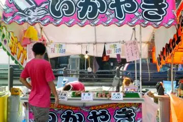 เทศกาลจะไม่สมบูรณ์ถ้าไม่มีหมึกเสียบไม้อร่อย ๆ