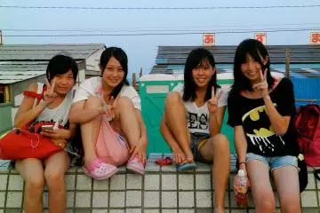 สาว ๆ กลุ่มนี้รอดอกไม้ไฟเป็นชั่วโมง ๆ
