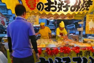 แถวรอโอโคโนมิยากินี้ยาวมาก...แต่คุ้มมาก!