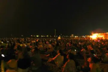 คนนับพันชีวิตบนชายหาดหลงใหลไปกับมายากลบนฟากฟ้า