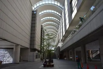 The foyer of Tokyo Opera City (Photo: <a href="https://ja.wikipedia.org/wiki/%E3%83%95%E3%82%A1%E3%82%A4%E3%83%AB:Tokyo_Opera_City_201904a.jpg" target="_blank" rel="noreferrer noopener nofollow">江戸村のとくぞう</a> / <a href="https://creativecommons.org/licenses/by-sa/4.0/deed.en" target="_blank" rel="noreferrer noopener nofollow">CC BY-SA 4.0</a>)