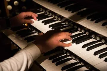 Organ being played (Photo: <a href="https://www.flickr.com/photos/mmmswan/8627119993/in/photolist-e9mfda-8RLNSq-3eqSjW-6fvQ38-bNMwgP-5VpbSx-4SUDkL-eZXnTY-8oN4yz-6ENkAw-b5CWMD-eQxHUR-yEUAL-8RMBxN-4SSXFZ-4M6oCk-4SULqq-4SV9Bd-bLybmx-4F1zhP-fCLXm5-8WPXVE-C2tzZ-cRXmry-cTdpgL-4F5PJ1-5zWdhP-aKgdVv-5LKSmL-mufpQH-cUmxM9-cUmA87-8cDAQf-a4EoTn-5Jn9J9-cUmFAU-cUmErU-WCDPaa-cTcYLs-p9Q8nZ-cTcUrQ-6rdBSZ-cRXmX7-cUmsQ7-cUmwQ3-cUmFw3-kHUYXu-cRXnTW-cTcUPy-asS42q" target="_blank" rel="noreferrer noopener nofollow">michael_swan</a> / <a href="https://creativecommons.org/licenses/by-nd/2.0/" target="_blank" rel="noreferrer noopener nofollow">CC BY-ND 2.0</a>)