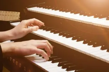Photo: <a href="https://www.shutterstock.com/image-photo/organist-playing-pipe-organ-closeup-view-297380090" target="_blank" rel="noreferrer noopener nofollow">Stanislaw Mikulski</a> / Shutterstock.com