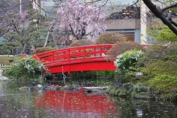 The bridge and pond are some of the beautiful elements of the garden (Photo: <a href="https://www.flickr.com/photos/o_0/13621656925/in/photolist-qbVFbp-qtgZu7-mKGy2T-mKGJjp-mKJsjf-mKGGeV-mKGGJv-mKJpbS-mKGvWv-6c884E-mKGvWa-fuSrAP-fuSrup-fuSoD6-fuSq4V-fv7kiq-fv7MfU-fv7KxQ-4NiWzR/" target="_blank" rel="noreferrer noopener nofollow">Guilhem Vellut</a> / <a href="https://creativecommons.org/licenses/by/2.0/" target="_blank" rel="noreferrer noopener nofollow">CC BY 2.0</a>)