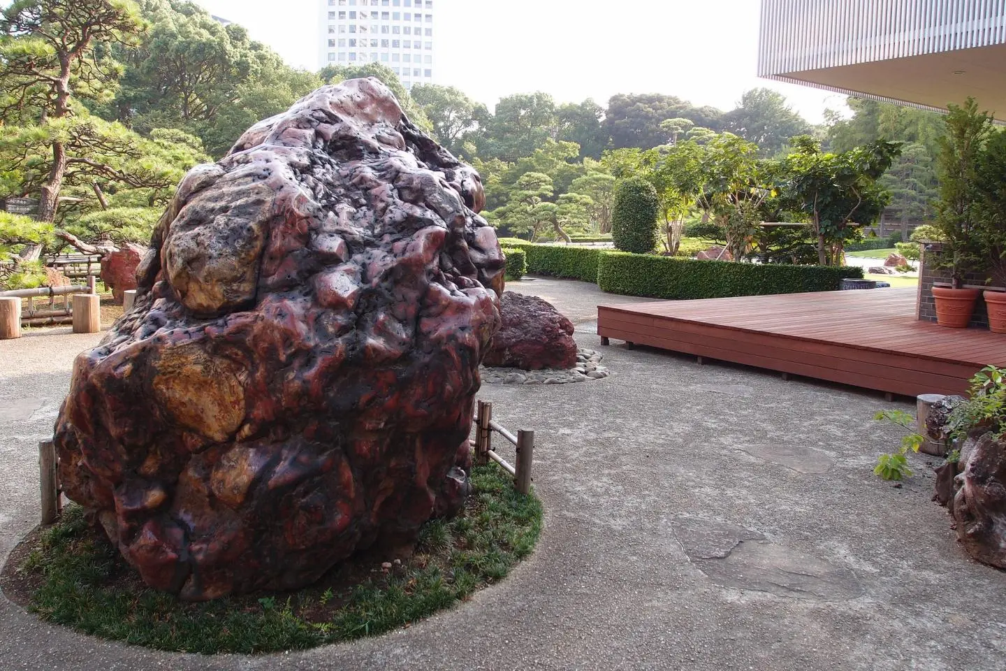 One of the rare red stones from Sado Island (Photo: Guilhem Vellut / CC BY 2.0)