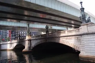 Nihonbashi Bridge today (Photo: <a href="https://www.flickr.com/photos/o_0/9267524615/in/photolist-ZX7cA3-6JThGV-28gm9Xo-Qco2ps-6JWJG9-pi9Vgh-qzsp7P-4dN99D-4dN99H-cdXJyY-9Gx6Kk-f7Wuca-DWnmV-6JWN1A-eMpTH5-DWreS-4os2TN-25NEjfK-CHjGQq-qGTb2t-dFCgtR-emH8SU-wocg8-6r94Pg-qzmgB1-uoCT1-2bCF4T-7bDDqu-5exnwp-mVSMi-76cnWt-5dGZoq-5eBLsW-5exnqg-216omDj-7Ctt5K" target="_blank" rel="noreferrer noopener nofollow">Guilhem Vellut</a> / <a href="https://creativecommons.org/licenses/by/2.0/" target="_blank" rel="noreferrer noopener nofollow">CC BY 2.0</a>)