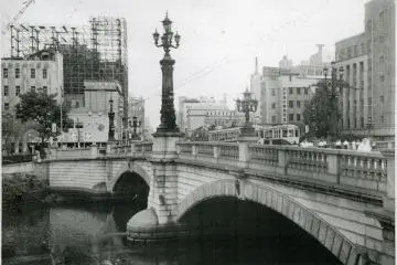 The bridge prior to World War 2 (Photo: <a href="https://commons.wikimedia.org/wiki/File:Nihonbashi_Bridge_before_WWII_(3767755308).jpg" target="_blank" rel="noreferrer noopener nofollow">urbzoo</a> / <a href="https://creativecommons.org/licenses/by/2.0/" target="_blank" rel="noreferrer noopener nofollow">CC BY 2.0</a>)