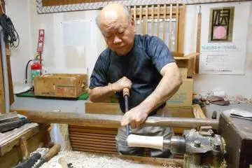 Artisan making a kokeshi doll (Photo: Miyagi Prefecture)